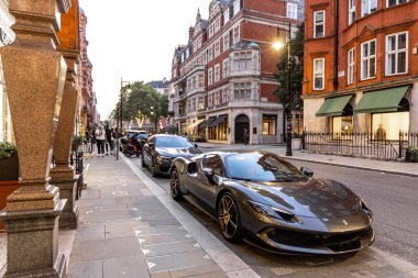 Londra, UK- 19 Eylül 2024: Mayfair Caddesi 'ndeki Ferrari kırmızı tuğla cepheleri ve Londra' nın lüks ambiyansı.