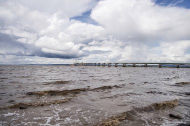 Galler Prensi, M4 'ü Severn nehrinden İngiltere' den Galler 'e taşıyor..