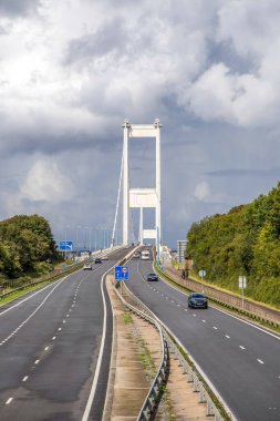 Bristol, UK- 23 Ağustos 2023: M48 Otoyol Çifte Otoyolu Severn Köprüsü asma köprüsü İngiltere 'den Galler' e Severn ve Wye nehirleri üzerinden.
