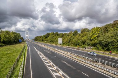 Bristol, UK- 23 Ağustos 2023: M48 Otoyol Çifte Otoyolu Severn Köprüsü asma köprüsü İngiltere 'den Galler' e Severn ve Wye nehirleri üzerinden.