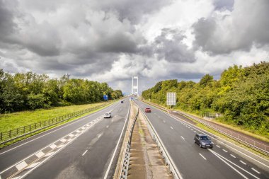 Bristol, UK- 23 Ağustos 2023: M48 Otoyol Çifte Otoyolu Severn Köprüsü asma köprüsü İngiltere 'den Galler' e Severn ve Wye nehirleri üzerinden.
