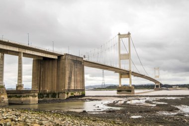 Bristol yakınlarındaki Galler ve İngiltere 'yi birbirine bağlayan Severn Köprüsü..
