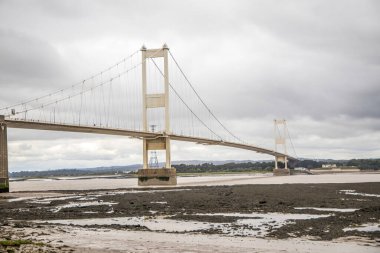Bristol yakınlarındaki Galler ve İngiltere 'yi birbirine bağlayan Severn Köprüsü..