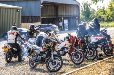 Bradford-on-Avon, UK- 28 Ağustos 2023: Retro bisiklet kulübü Yamaha BMW ve diğer motosikletlerle buluştu.