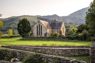 Beddgelert, Galler 'deki St. Mary Kilisesi 7. yüzyılda inşa edilmiş ve 13. yüzyılda çıkan yangınla ciddi hasar gören orijinal binanın kalıntılarını muhafaza etmektedir.