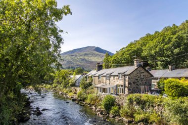 Beddgelert, Wales - 5 Eylül 2023: Moel Hebog Dağı 'nın Beddgelert köyünden bir manzara ve Afon Glaslyn Nehri.
