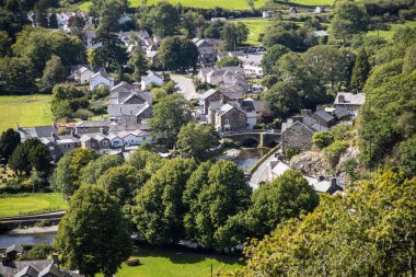 Beddgelert, Galler - 5 Eylül 2023: Beddgelert Wales köyü dağ manzaralı.