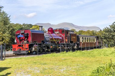 Beddgelert, Wales - 6 Eylül 2023 Galler Highland Demiryolu WHR Caernarfon 'dan Porthmadog, Steam Lokomotif' e kadar uzanır..