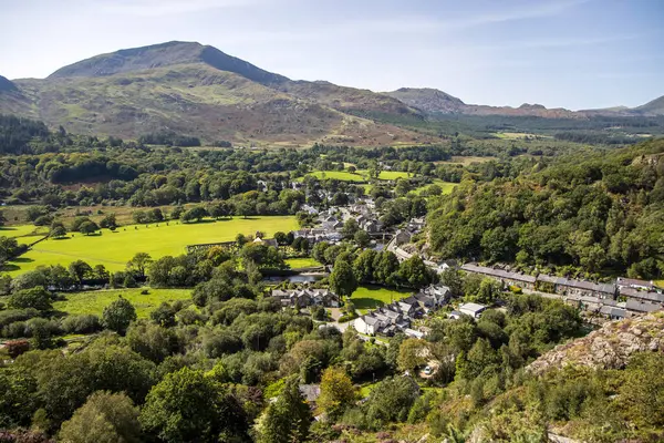 Beddgelert Wales Köyü Dağlardan vadi manzarası.