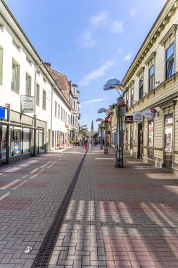 Liepaja, Letonya - 13 Haziran 2024: Liepaja şehir merkezinde butik mağazaları ve restoranlarla dolu eski ve popüler bir yaya sokağı.