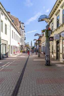 Liepaja, Letonya - 13 Haziran 2024: Liepaja şehir merkezinde butik dükkanları ve merdivenlerle dolu eski ve popüler bir yaya sokağı.