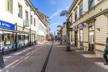 Liepaja, Letonya - 13 Haziran 2024: Liepaja şehir merkezinde butik dükkanları ve merdivenlerle dolu eski ve popüler bir yaya sokağı.