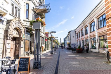 Liepaja, Letonya - 13 Haziran 2024: Liepaja şehir merkezindeki butik mağazaları ve restoranlarla dolu eski Tirgonu caddesi iela popüler eski yaya sokağı.