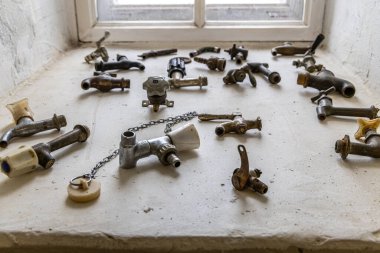 Liepaja, Letonya - 13 Haziran 2024: Karosta Su Kulesi müzesindeki eski musluk.