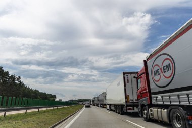 Frankfurt an der Oder, Almanya - 17 Haziran 2024: Lorrie Truck Alman Polonya Otobanı 'nda trafik sıkışıklığı.