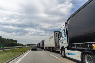 Frankfurt an der Oder, Almanya - 17 Haziran 2024: Lorrie Truck Alman Polonya Otobanı 'nda trafik sıkışıklığı.