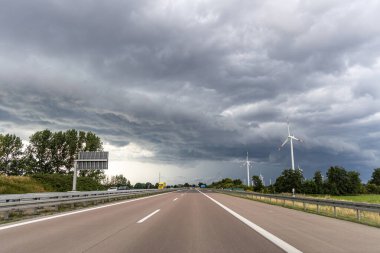 Frankfurt an der Oder, Almanya - 17 Haziran 2024: Alman Otoyolu üzerindeki Fırtına Kara Bulutları.