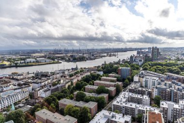 Hamburg, Almanya - 17 Haziran 2024: Hamburg Rıhtım Tersanesi ve Neustadt 'taki St. Michael Kilisesi kulesinden hava manzarası.