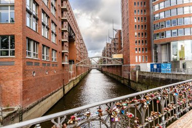 Hamburg, Almanya - 17 Haziran 2024: Hamburg şehir merkezi yaz mevsimi, eski kırmızı tuğlalar bina,