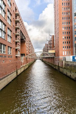 Hamburg, Almanya - 17 Haziran 2024: Hamburg şehir merkezi yaz mevsimi, eski kırmızı tuğlalar bina,
