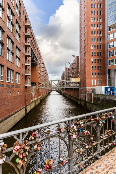 Hamburg, Almanya - 17 Haziran 2024: Hamburg şehir merkezi yaz mevsimi, eski kırmızı tuğlalar bina,
