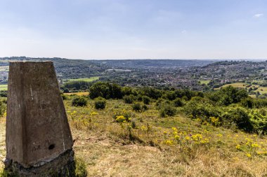 Little Solsbury Hill 'den Bath yakınlarındaki Yukarı Swainswick köyüne bir manzara.
