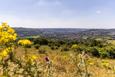 Little Solsbury Hill 'den Bath yakınlarındaki Yukarı Swainswick köyüne bir manzara.