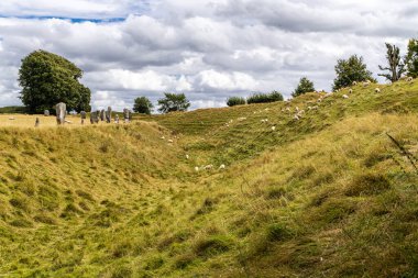 Avebury Neolitik Henge anıtı M.Ö. 3. yüzyılda, Neolitik çağda veya İngiltere 'nin güneybatısındaki Wiltshire' daki Avebury köyünün çevresinde inşa edilmiştir..