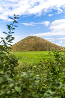 Silbury Hill, Avebury yakınlarında, Wiltshire, İngiltere. Avrupa 'nın en büyük yapay neolitik höyüğü olup, yeni bir Beaker People dalgası tarafından M.Ö. 2400 civarında yapılmıştır. 5 dönüm ve 40 metre yüksekliğinde..