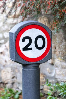 Country Road 'da 20 mph hız sınırı tabelasına yakın çekim.