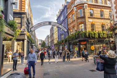 Londra, UK- 19 Eylül 2024: Vibrant Carnaby Caddesi, Londra 'nın Soho' sunda, ikonik alışveriş ve moda merkezi, turistler ve yerel halk ile hareketli sokak manzarası.