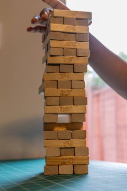 Bath, UK- 5 Ekim 2024: Elleri Tahta Bloğu Kaldıran Jenga Kulesinin Kapanışı.