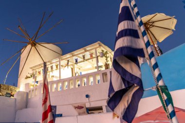 Santorini, Yunanistan - 15 Ekim 2024: Mavi ve Beyaz Mimariye Karşı Gökyüzüne Karşı Güzel Santorini Yel Değirmeni.