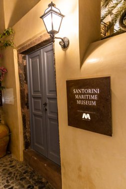 Santorini, Yunanistan - 15 Ekim 2024: Oia 'daki Santorini Denizcilik Müzesi Şık Gece Görüşü.