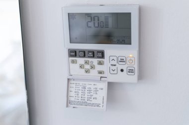 Heraklion, Yunanistan - 17 Ekim 2024: Açık Öğretim Rehberi ile Modern Otel Klima Paneli.