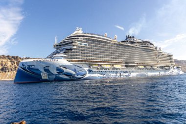 Santorini, Yunanistan - 20 Ekim 2024: Denizde Tecrübe Konforu: Santorini 'nin Volkanik Manzarası ile birlikte Norveç Prima Gemi Gezisi.
