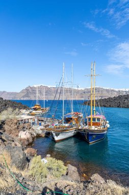 Santorini, Yunanistan - 20 Ekim 2024: Santorini Limanı 'nda Volkanik Peyzaj ve Teknelerle Yakın Gemiler.