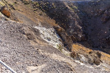 Tholos Naftilos, Santorini 'nin Volkanik Yamaçlarında Sülfür Pınarları.