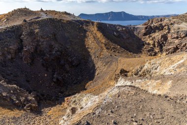 Santorini 'deki Tholos Naftilos' taki Doğal Kaplıcalar ve Volkanik Arazi.