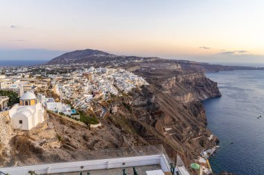 Santorini, Yunanistan - 20 Ekim 2024: Santorini 'de Beyaz Yıkanmış Evler ve Güzel Caldera Manzaralı Resimli Oia Köyü.