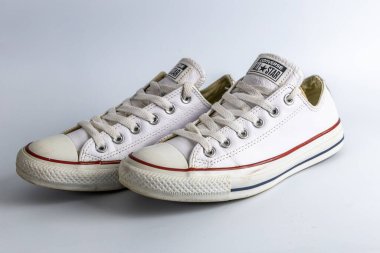 Bristol, UK- 30 Aralık 2024: Beyaz Converse All-Star alçak-top spor ayakkabıları dantelli ve desenli lastik tabanlı
