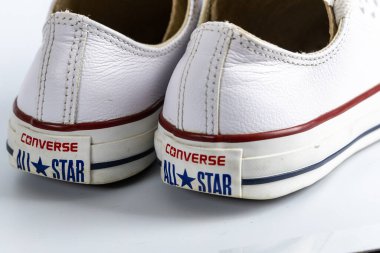 Bristol, UK- 30 Aralık 2024: Klasik tuval tasarımı ve lastik başlıklı yıpranmış beyaz Converse All Star spor ayakkabıları.