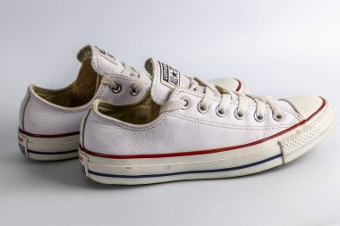 Bristol, UK- 30 Aralık 2024: Beyaz Converse All-Star alçak-top spor ayakkabıları dantelli ve desenli lastik tabanlı