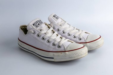 Bristol, UK- 30 Aralık 2024: Beyaz Converse All-Star alçak-top spor ayakkabıları dantelli ve desenli lastik tabanlı