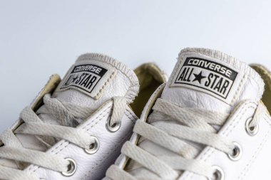 Bristol, UK- 30 Aralık 2024: Klasik tuval tasarımı ve lastik başlıklı yıpranmış beyaz Converse All Star spor ayakkabıları.