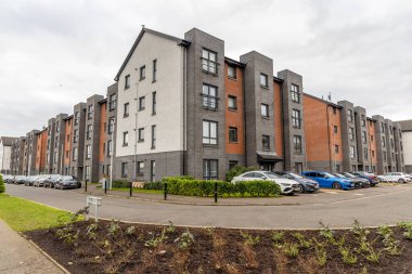 Glasgow, UK- 30 Mart 2024: Glasgow İskoçya 'da tuğla ve gri cepheli modern apartman kompleksi