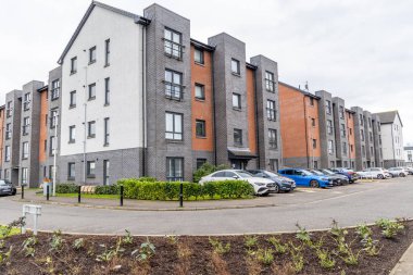 Glasgow, UK- 30 Mart 2024: Glasgow 'da otoparkı ve peyzaj alanı olan çağdaş apartman