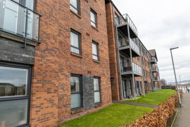 Glasgow, UK- 30 Mart 2024: Glasgow İskoçya 'da tuğla ve gri cepheli modern apartman kompleksi