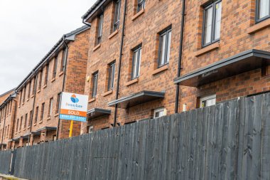 Glasgow, UK- 30 Mart 2024: Penny Lane Homes ile modern kırmızı tuğlalı evler İskoçya 'da satıldı