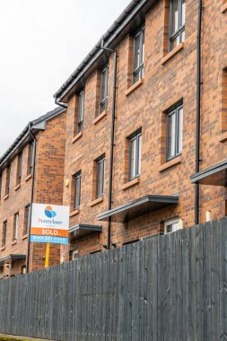 Glasgow, UK- 30 Mart 2024: Tuğla cepheli ve Penny Lane Evleri Glasgow tarafından satılan yeni konut geliştirme